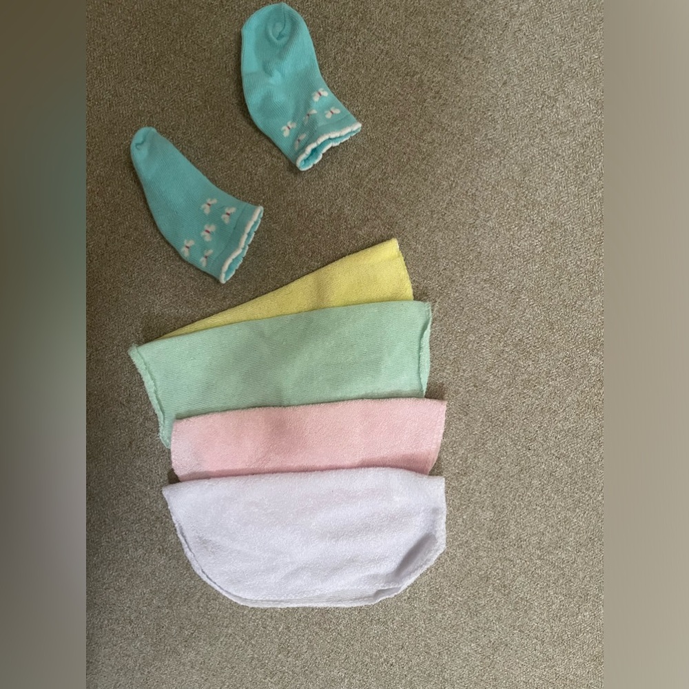 4 wash towels & 1 pair socks